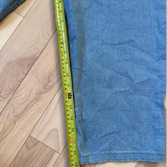 Levi’s denim capris with a mid-rise waist and straight cropped leg - Picture 6 of 8